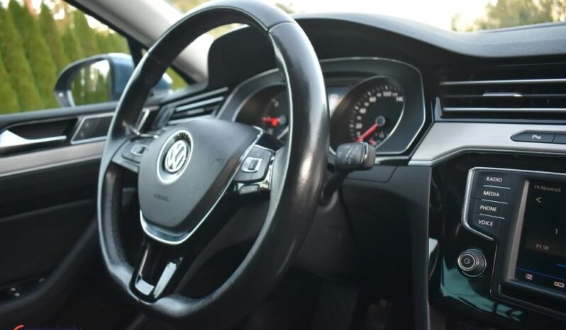 Volkswagen Passat full