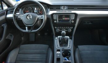 Volkswagen Passat full