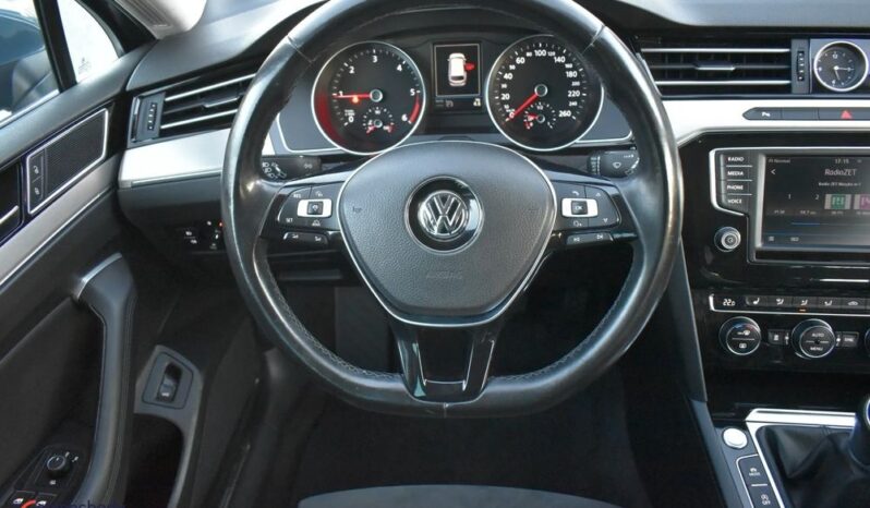 Volkswagen Passat full