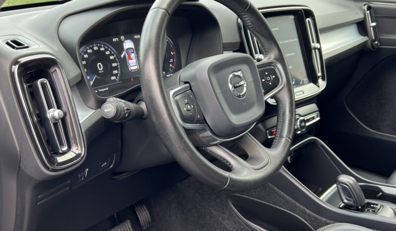 VOLVO XC40 MOMENTUM SKÓRA NAVI TEMPOMAT GRZANE FOTELE SERWISOWANY I WŁAŚCICIEL GWARANCJA full