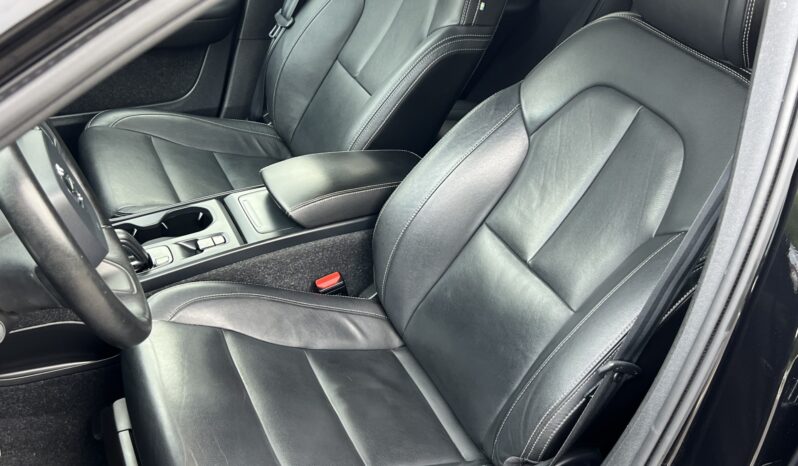 VOLVO XC40 MOMENTUM SKÓRA NAVI TEMPOMAT GRZANE FOTELE SERWISOWANY I WŁAŚCICIEL GWARANCJA full