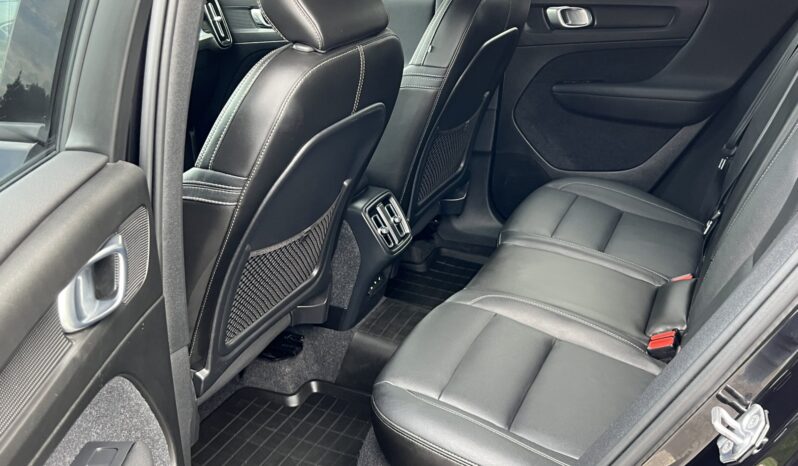 VOLVO XC40 MOMENTUM SKÓRA NAVI TEMPOMAT GRZANE FOTELE SERWISOWANY I WŁAŚCICIEL GWARANCJA full