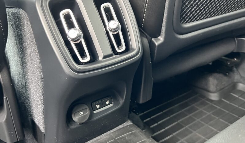 VOLVO XC40 MOMENTUM SKÓRA NAVI TEMPOMAT GRZANE FOTELE SERWISOWANY I WŁAŚCICIEL GWARANCJA full