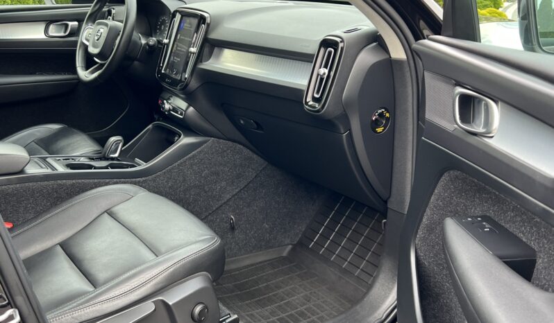 VOLVO XC40 MOMENTUM SKÓRA NAVI TEMPOMAT GRZANE FOTELE SERWISOWANY I WŁAŚCICIEL GWARANCJA full