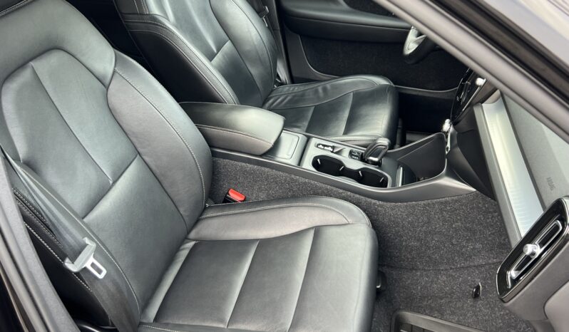VOLVO XC40 MOMENTUM SKÓRA NAVI TEMPOMAT GRZANE FOTELE SERWISOWANY I WŁAŚCICIEL GWARANCJA full