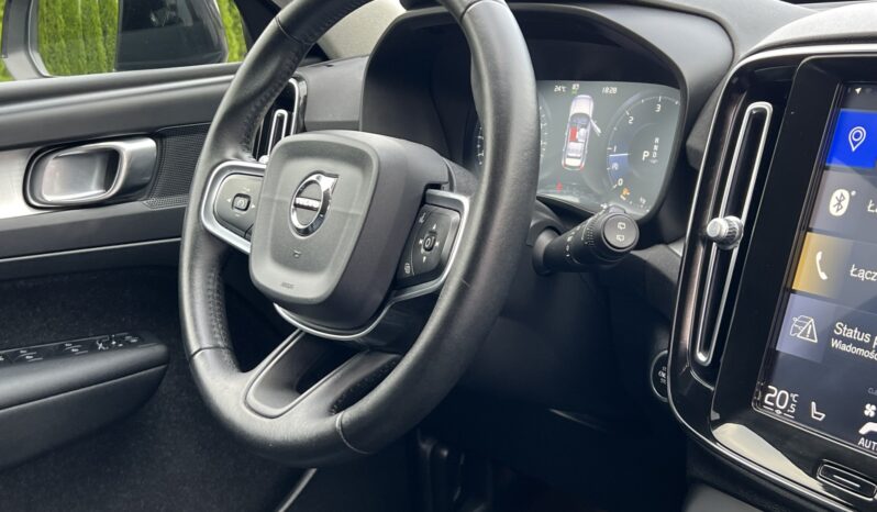 VOLVO XC40 MOMENTUM SKÓRA NAVI TEMPOMAT GRZANE FOTELE SERWISOWANY I WŁAŚCICIEL GWARANCJA full