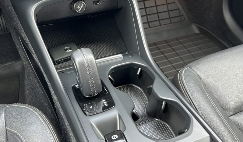 VOLVO XC40 MOMENTUM SKÓRA NAVI TEMPOMAT GRZANE FOTELE SERWISOWANY I WŁAŚCICIEL GWARANCJA full