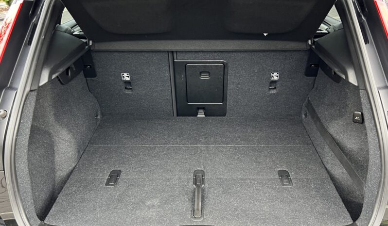 VOLVO XC40 MOMENTUM SKÓRA NAVI TEMPOMAT GRZANE FOTELE SERWISOWANY I WŁAŚCICIEL GWARANCJA full