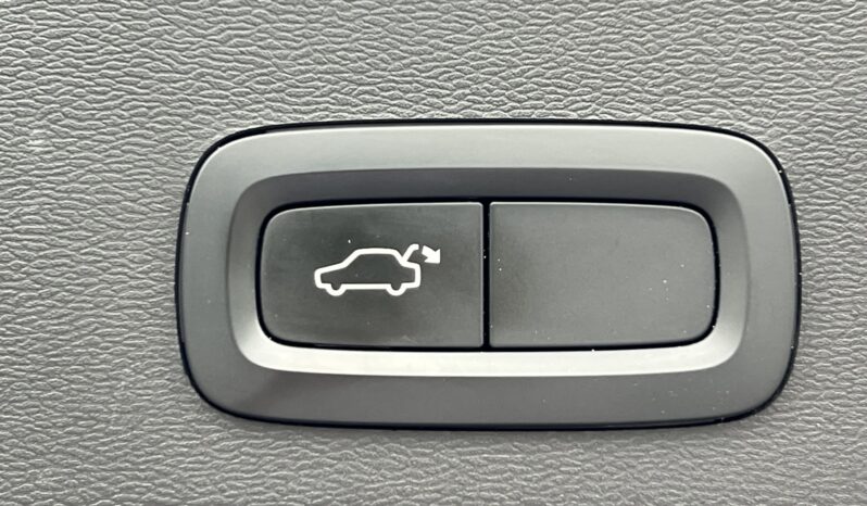 VOLVO XC40 MOMENTUM SKÓRA NAVI TEMPOMAT GRZANE FOTELE SERWISOWANY I WŁAŚCICIEL GWARANCJA full