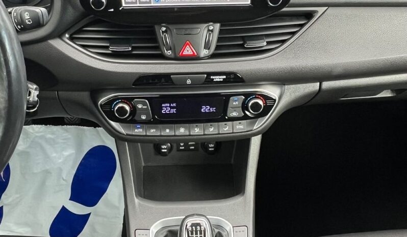 Hyundai i30 1.6 CRDI LIFT NAVI KAMERA KLIMATRONIK GRZANE FOTELE I KIEROWNICA SERWISOWANY 100% BEZWYPADKOWY GWARANCJA full