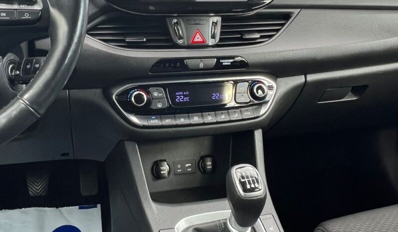 Hyundai i30 1.6 CRDI LIFT NAVI KAMERA KLIMATRONIK GRZANE FOTELE I KIEROWNICA SERWISOWANY 100% BEZWYPADKOWY GWARANCJA full